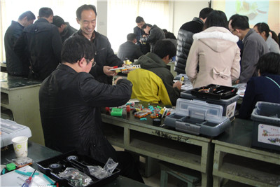 国外七巧板ocl功放电路图_电路图分享 4月9日至4月17日,由省青少年科技中心举办的2015年全省青少年科技竞技活动辅导员培训班,在黄冈、黄石、襄阳、荆州、神农架林区巡回举行,各地共有335名科技辅导员参加了培训活动。 此次培训,省青少年科技中心组织了6名具有丰富基层活动经验和扎实理论基础的专家分赴各地,针对机器人、电子制作、七巧科技三项活动分别进行了2-4场巡回授课。培训主要内容为:机器人搭建、软件编程及调试;如何识别电子电路图电路、元器件,同时进行器材焊接与组装操作;如何进行七巧板的主题选择、内容构思和色彩搭配。整个培训过程中,气氛活