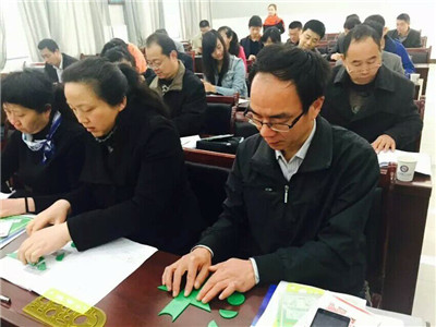 国外七巧板ocl功放电路图_电路图分享 4月9日至4月17日,由省青少年科技中心举办的2015年全省青少年科技竞技活动辅导员培训班,在黄冈、黄石、襄阳、荆州、神农架林区巡回举行,各地共有335名科技辅导员参加了培训活动。 此次培训,省青少年科技中心组织了6名具有丰富基层活动经验和扎实理论基础的专家分赴各地,针对机器人、电子制作、七巧科技三项活动分别进行了2-4场巡回授课。培训主要内容为:机器人搭建、软件编程及调试;如何识别电子电路图电路、元器件,同时进行器材焊接与组装操作;如何进行七巧板的主题选择、内容构思和色彩搭配。整个培训过程中,气氛活