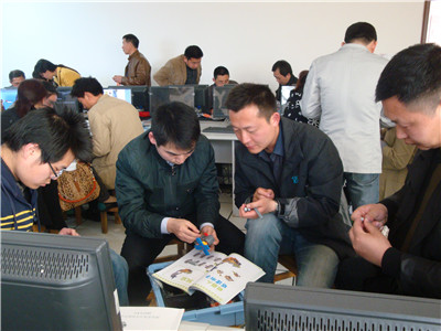国外七巧板ocl功放电路图_电路图分享 4月9日至4月17日,由省青少年科技中心举办的2015年全省青少年科技竞技活动辅导员培训班,在黄冈、黄石、襄阳、荆州、神农架林区巡回举行,各地共有335名科技辅导员参加了培训活动。 此次培训,省青少年科技中心组织了6名具有丰富基层活动经验和扎实理论基础的专家分赴各地,针对机器人、电子制作、七巧科技三项活动分别进行了2-4场巡回授课。培训主要内容为:机器人搭建、软件编程及调试;如何识别电子电路图电路、元器件,同时进行器材焊接与组装操作;如何进行七巧板的主题选择、内容构思和色彩搭配。整个培训过程中,气氛活