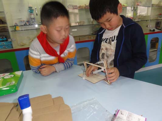 绿色生活人人参与,美丽家园携手共建。2017年5月15日上午,恩施市实验小学共4000余师生隆重集会,举行“我爱绿色生活”科学调查体验活动启动仪式,倡议全体师生践行“绿色生活,从我做起”。 学校校长陈锋以《让绿色成为我们校园的靓丽风景》向各位师生就本次科学调查体验活动的背景、目的、以及意义进行介绍。并要求同学们 “勿以善小而不为,勿以恶小而为之”,希望全体师生把绿色作为生活的主旋律,从力所能及的点滴小事做起,通过一个个主题活动