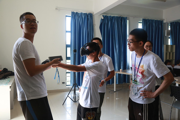 阳光明媚的盛夏,华中大科学营活动如火如荼,时间来到7月16日,科学营进入第四天。在前期的科学营活动过程中,营员们聆听专家教授的专题报告,感知医学110余年的发展历程,激发对医学科学的热情,见证优秀大学生的成长,体验大学的校园生活及文化氛围,享受工程实训专题实验所带来的快乐。尽管美妙的时光总是过得太快,但今天也是营员们最期待的一天,因为他们将走进华中科技大学启明学院,在那里了解并亲自动手制作或者体验一些科学前沿的创新产品。 早八点半,营员们齐聚启明学院报告厅,科学营特色活动之“创客与互联网+&r