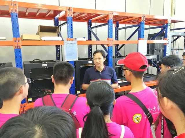 2018年7月14~15日,东南大学科学营组织部分营员走进九龙湖校区的工培中心,开展人工智能类的实践探索项目单片机机器人项目、慧鱼机器人项目和3D打印项目。 单片机机器人项目 2018年7月14~15日,营员们怀着无比激动的心情来到了东南大学的工培中心,东南大学设置了这一部拓宽与体高的项目,为营员的自主研究与发挥留有足够的空间,以满足营员兴趣特长和个性发挥的需求。 走进教室,首先映入眼帘的就是桌上排放的整整齐齐的拆装零件,老师先是对机器人的概念以及原理进行了详细的解释,接着详细地介绍了此次机器人制作