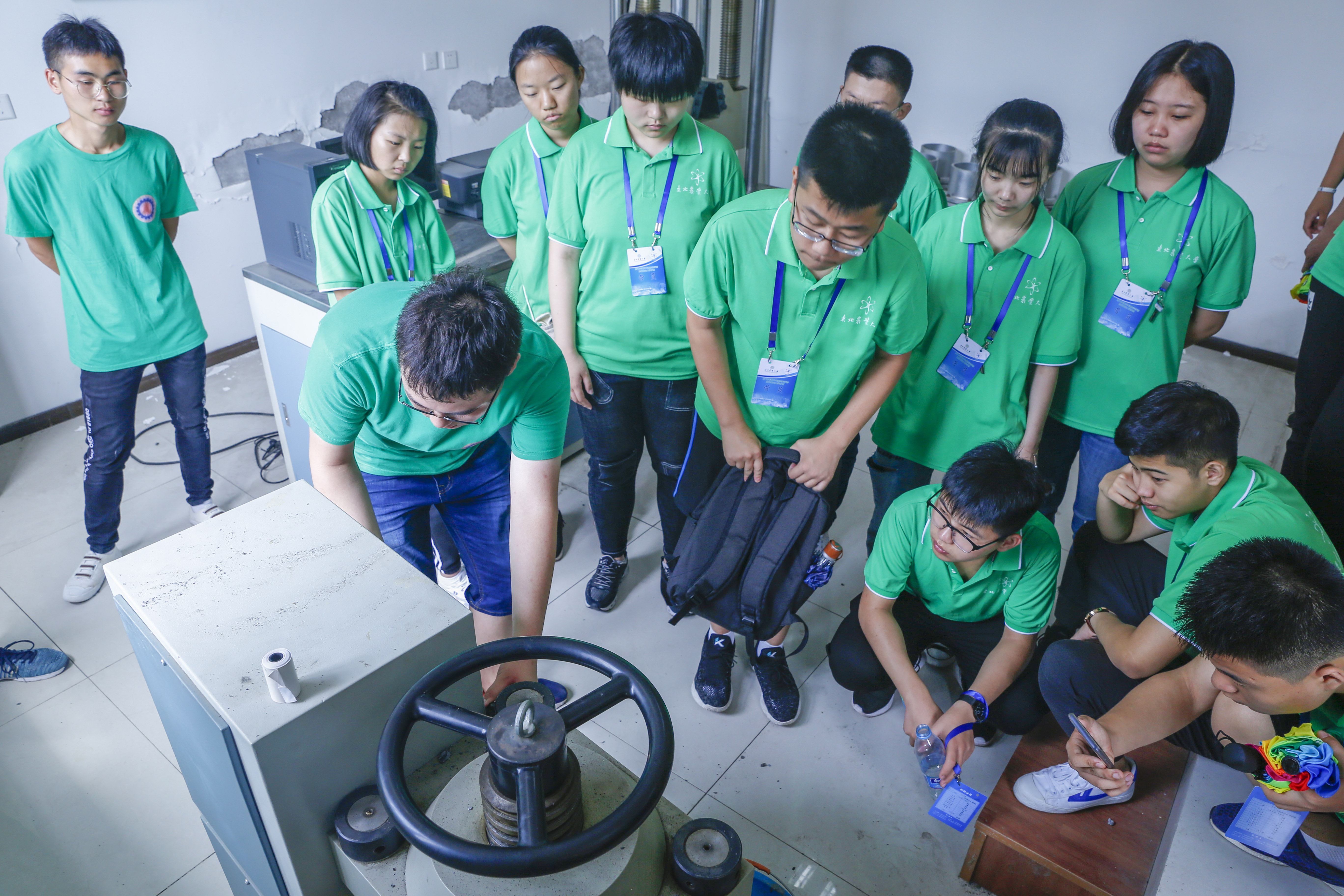 第一天与你相遇 你从远处走来 眼神中是兴奋与期冀 我说:你好,我是本次科学营的志愿者 有什么问题,找我就好 最后一天将你送走 你踏上归途 满脸的不舍与难过 你说:谢谢你,期待有一天 我还能与东农、与你再次相遇 闭营式现场 7月20日晚18时30分,2018年全国青少年高校科学营黑龙江分营闭营仪式在哈尔滨工程大学举行。黑龙江省科普事业中心主任胡国庆、省教育厅基础教育二处副处长刘德宏出席本次活动。哈尔滨工业大学、哈尔滨工程大学、东北农业大学相关人员以及来自全国18个省份的700余名优秀青少年科学营师生参