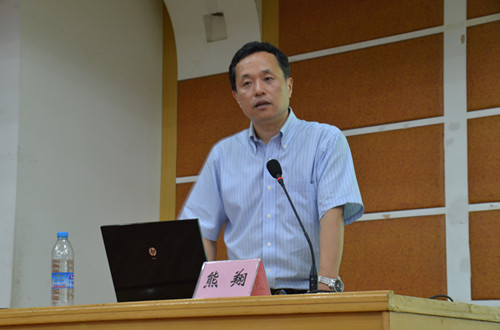 熊翔教授首列举生活中的例子让营员们对材料形成感性认识,并从宏观上