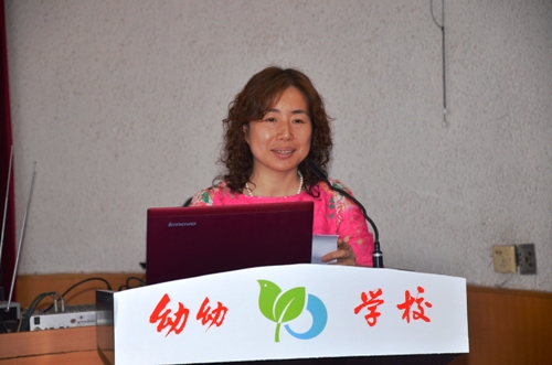 首先,领衔名师曹晓敏做了以"追求梦想 实现自我"为题的工作汇报,她从