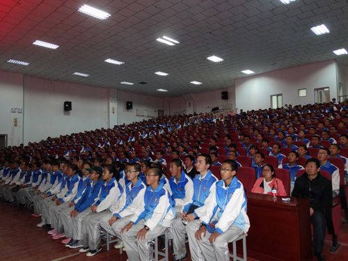 固原一中师生聆听报告