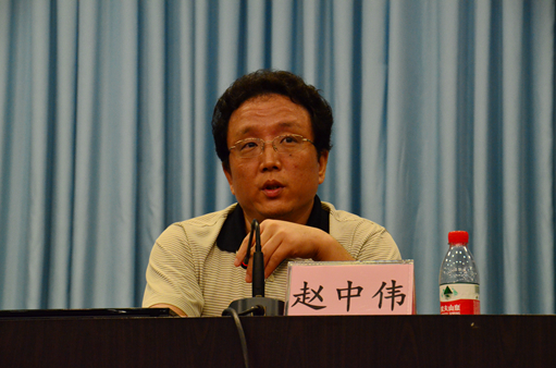 "我首先给大家提一个建议,那就是要玩",赵中伟教授说道:"不要把自己学