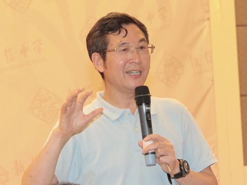 袁亚湘院士在作报告