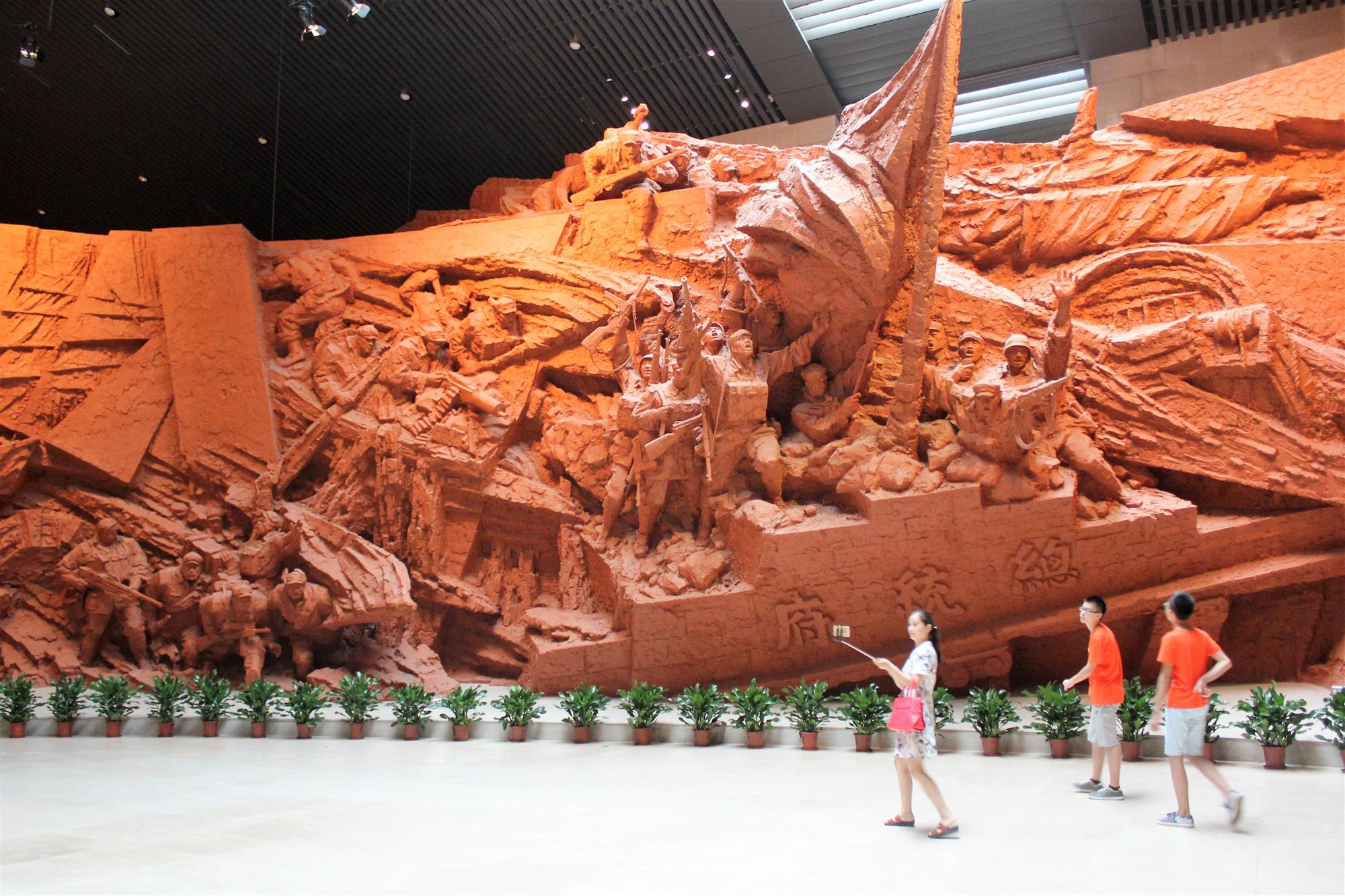 一进馆,宏伟的浮雕《百万雄师过大江》就让同学们眼前一亮.