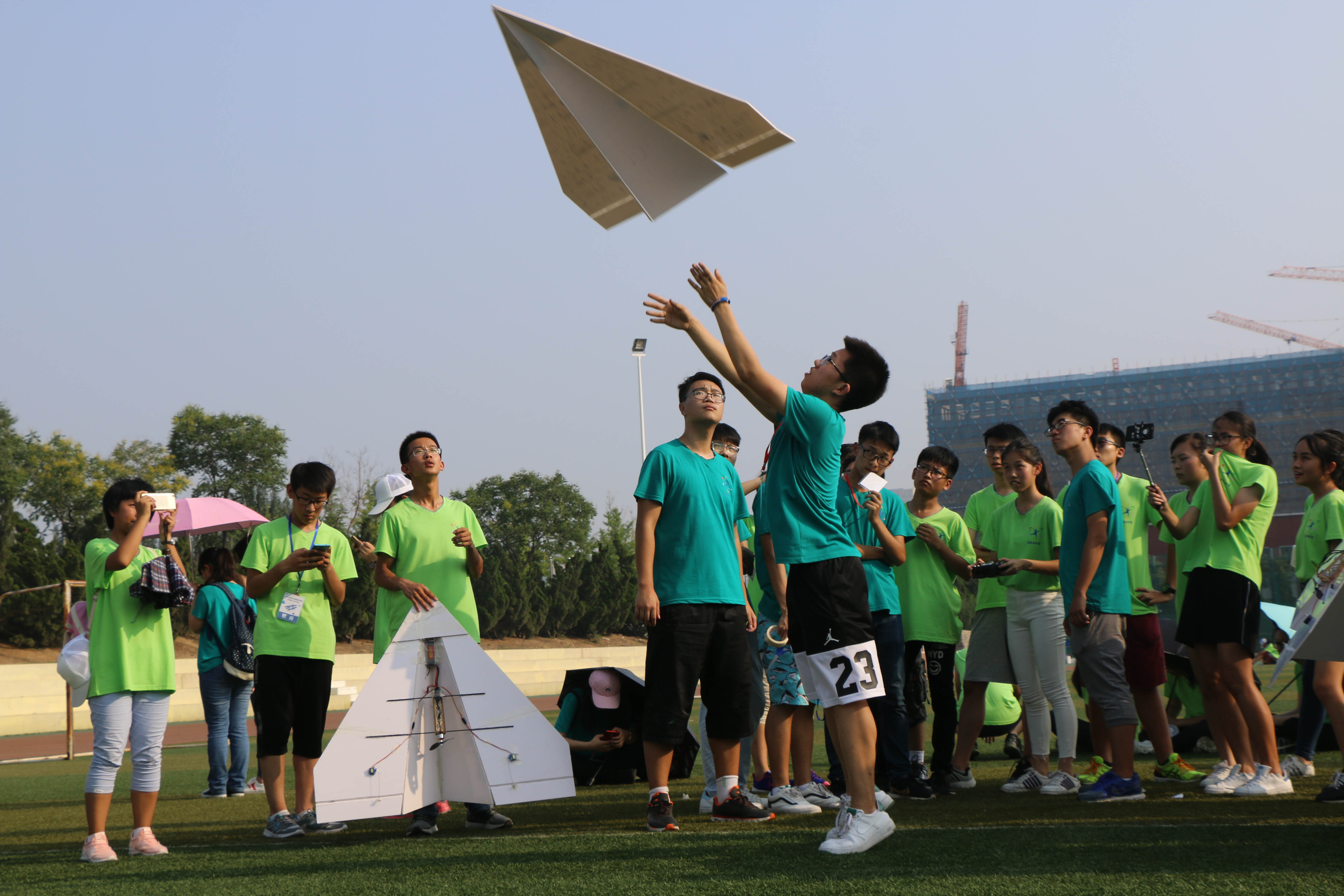 接着就到了营员们最期待的活动--制作遥控纸飞机