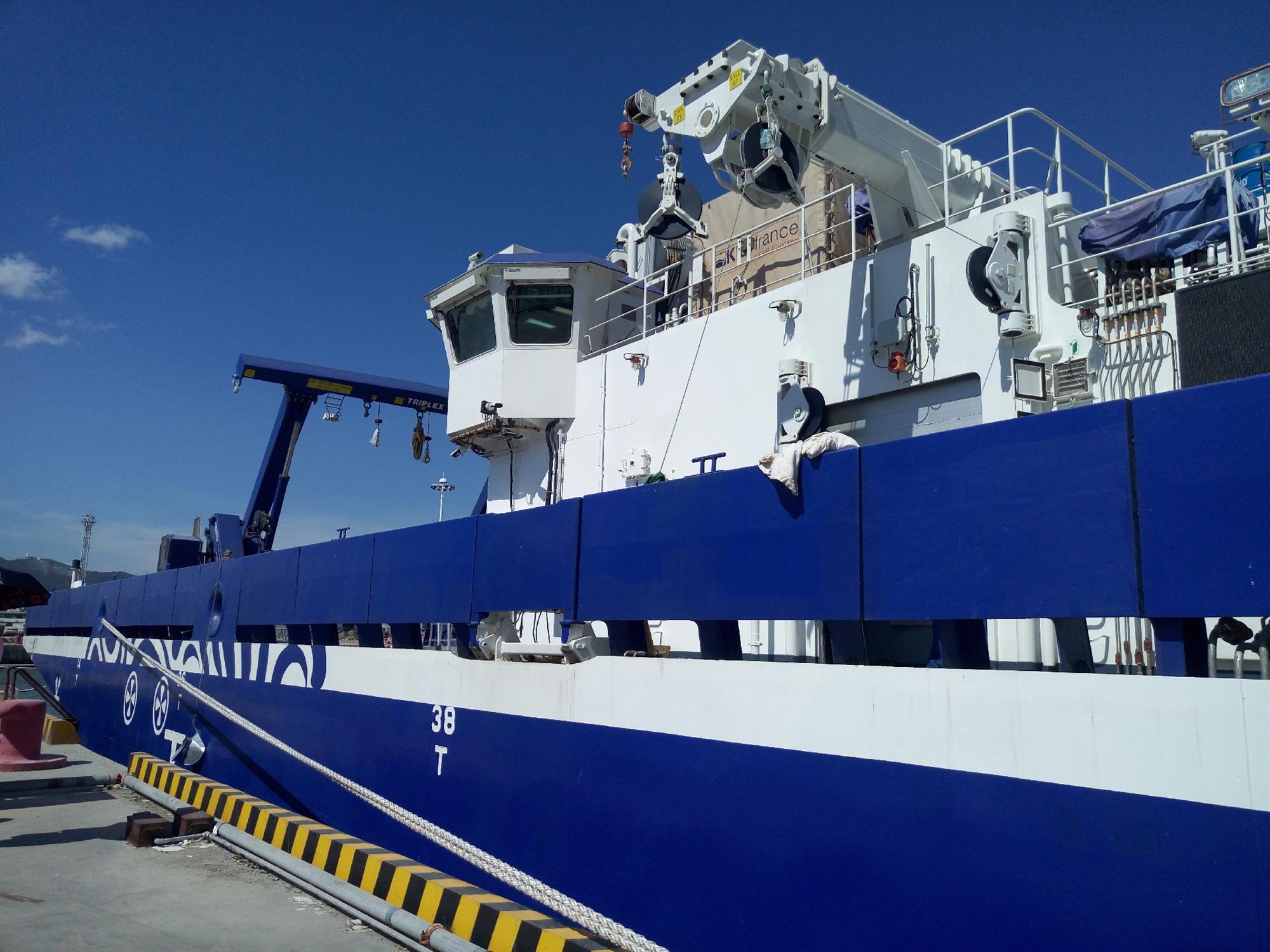 顶级水平,并创下多项第一:是全球第一艘在升降鳍上设置走航超洁净海水