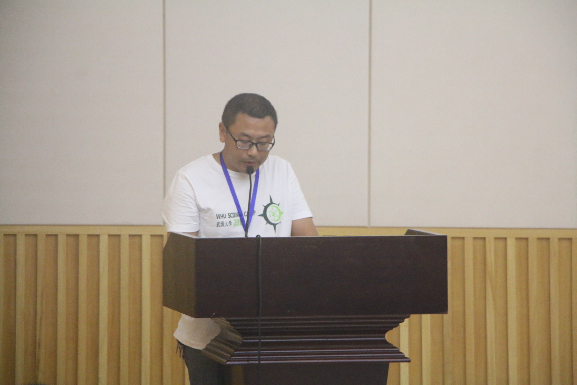 本次发言的为武汉市新洲区第二高级中学刘冉峰老师.