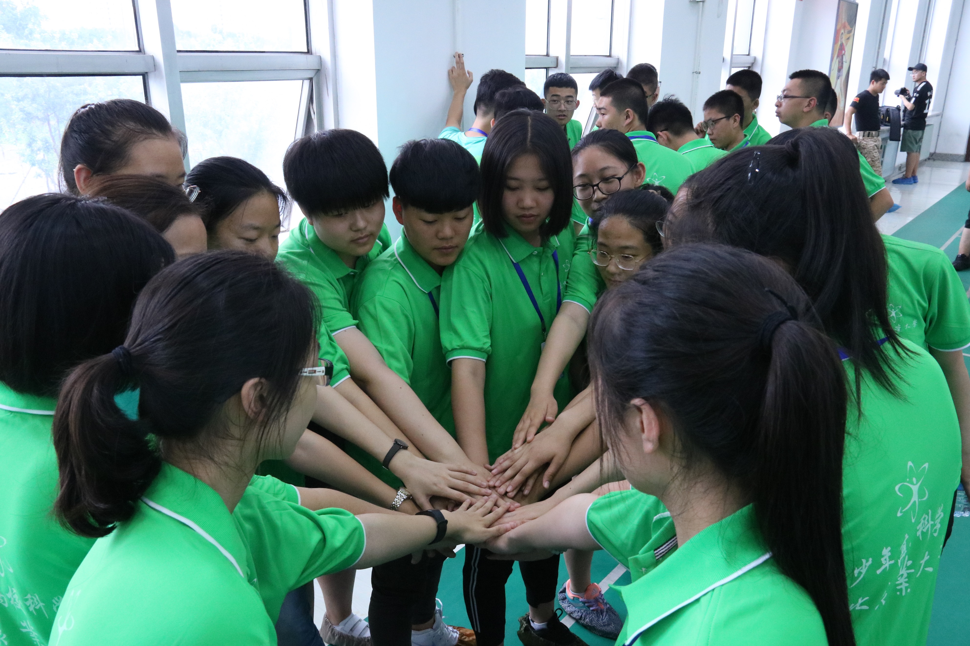 营员组成圆阵为比赛助威志愿者与营员一起完成团队项目在科学营期间