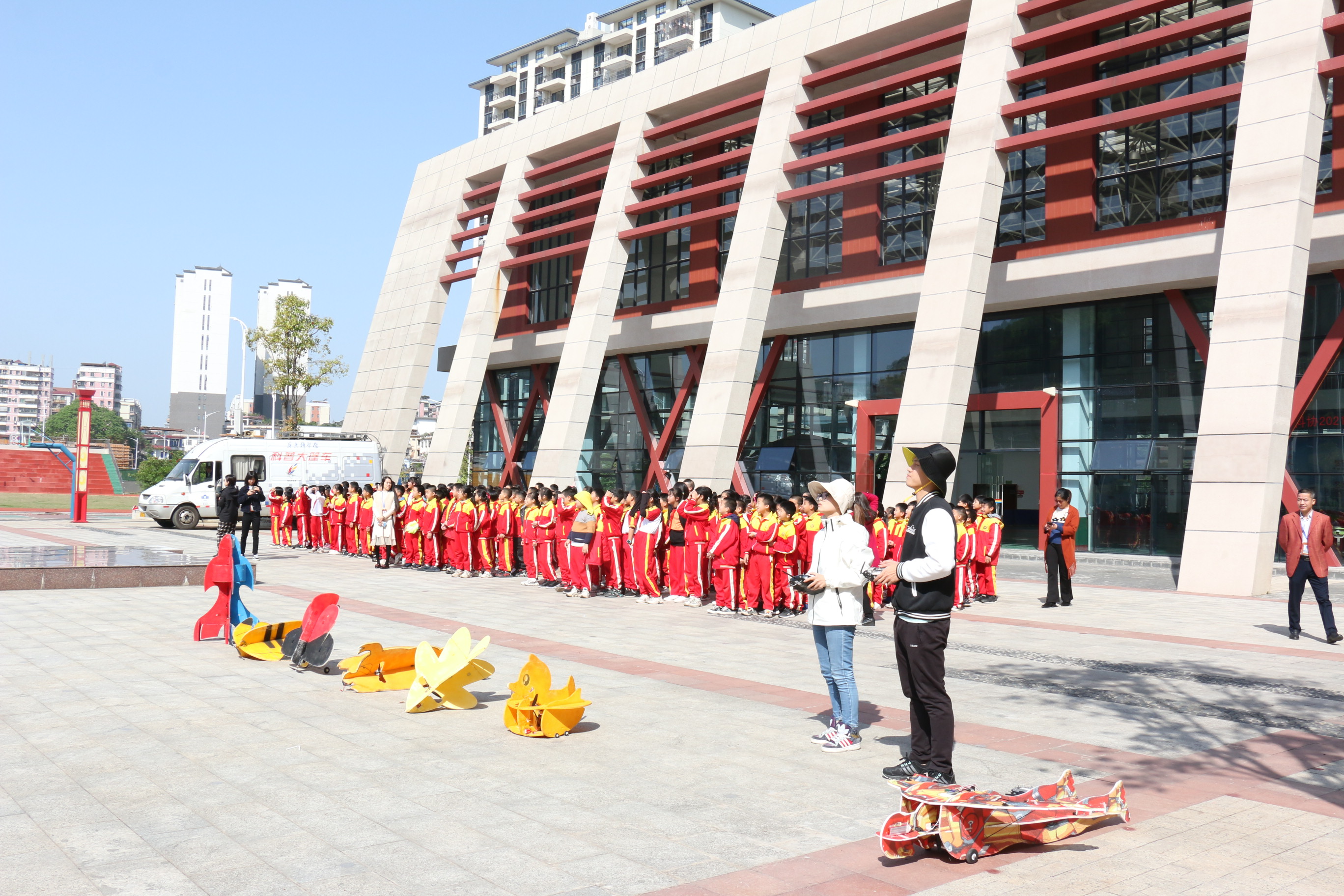 先后走进田家炳小学,城北小学,董塘中学,石塘中学,为仁化县的上千名